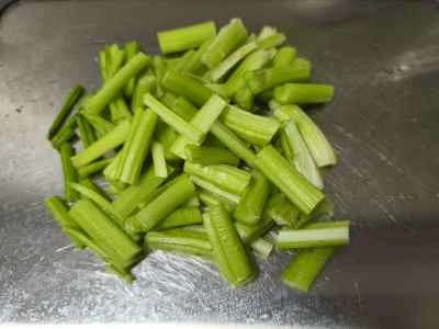 白キクラゲとセロリの炒め物の作り方：2