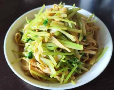 豆腐皮とセロリの炒め物の作り方：7