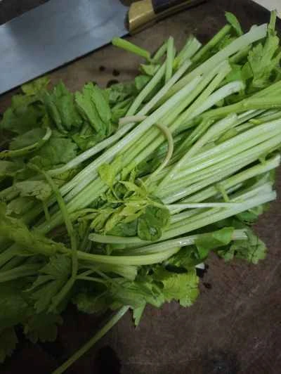 セロリと細切り豚肉の炒め物の作り方：1