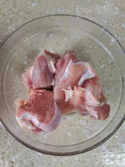 豚骨と腸の蒸し煮の作り方：1