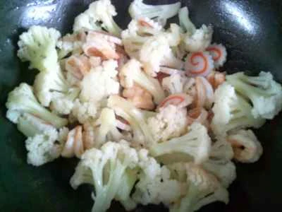 新鮮なエビとフィッシュケーキのカリフラワー炒めの作り方：8