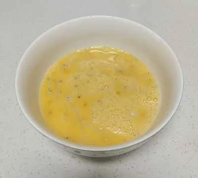 小さな銀色の魚を使ったオムレツの作り方：2