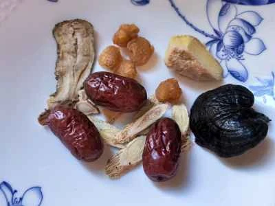 霊芝茸と黒鶏のスープのレシピ手順：2