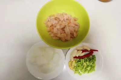 鶏肉の角切り炒めの作り方：1