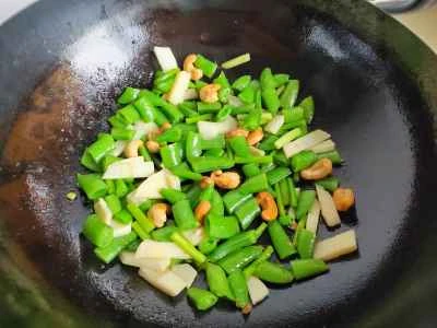 スイートピーとカシューナッツの鶏肉炒めの作り方：6