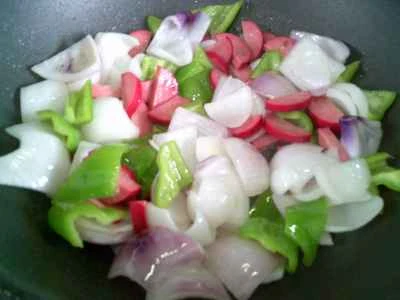 ピーマン、赤ソーセージ、玉ねぎの炒め物の作り方：5