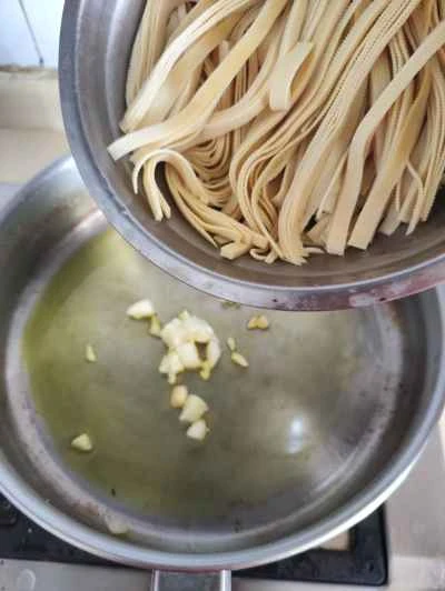 豆腐皮とセロリの炒め物の作り方：3