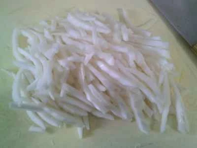 キャベツの茎と赤ピーマン、干し豆腐の炒め物の作り方：3