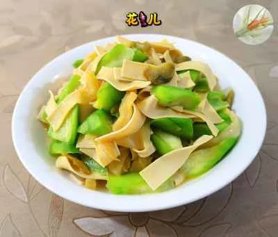 漬けたマスタードの塊茎、細切りヘチマ、角切り豆腐皮を使った豆腐皮炒めのレシピ