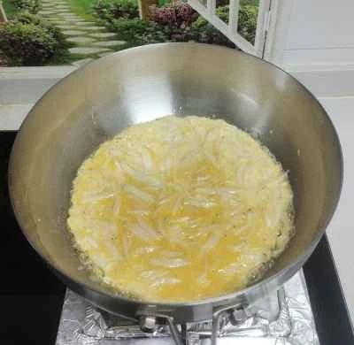 小さな銀色の魚を使ったオムレツの作り方：3