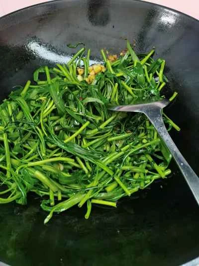 空芯菜と発酵豆腐と唐辛子の炒め物の作り方：5