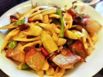 新鮮なタケノコと塩漬け豚肉の炒め物のレシピ