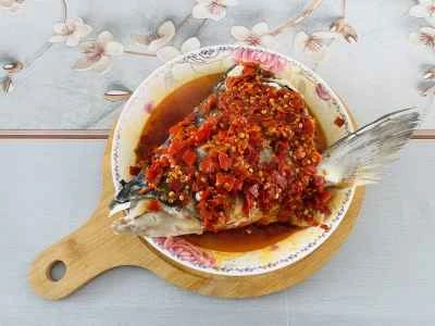 刻んだ唐辛子を添えた蒸し魚の頭