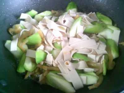 漬けたカラシナ、細切りヘチマ、角切り豆腐皮を使った豆腐皮炒めの作り方：8