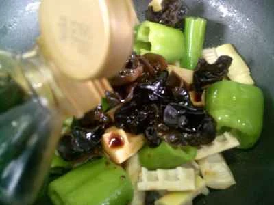 黒キクラゲとピーマンの煮込みたけのこの作り方：6