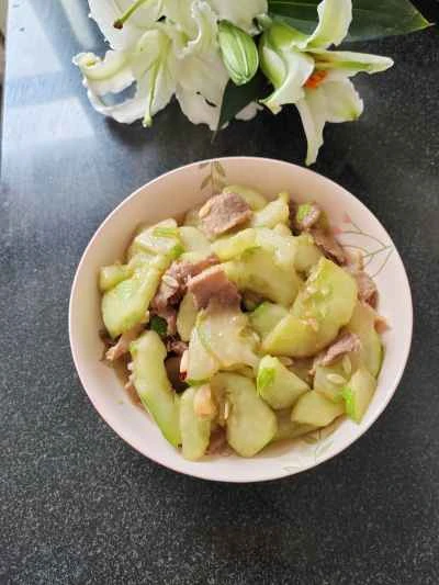 古くなったキュウリと豚肉の炒め物のレシピ