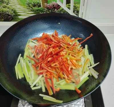 セロリと赤唐辛子の炒め物の作り方：3