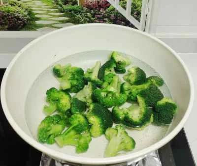 赤唐辛子とブロッコリーのサラダを作る手順：1