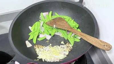 イカとスナップエンドウの炒め物の作り方：9