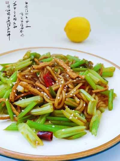 セロリ炒め麺の作り方：1