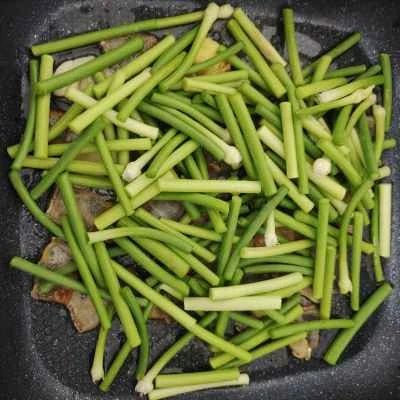 広東風ニンニクの芽と豚肉の炒め物の作り方：5