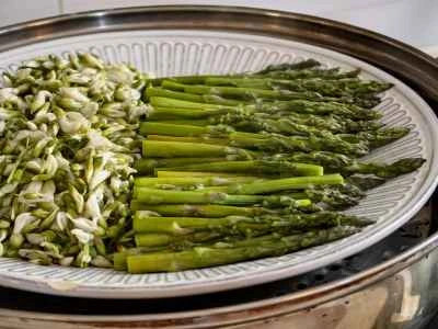 蒸しアスパラガスとイナゴマメのレシピ手順：9