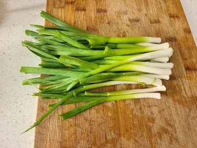 ニンニクの芽とエビの炒め物の作り方：1