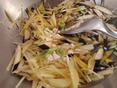 千切りジャガイモ、千切りナス、千切りピーマンの炒め物の作り方：3