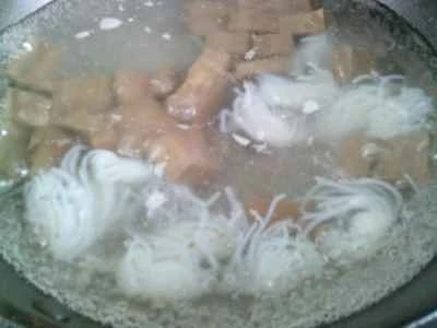 鴨の血とネギ、こんにゃくの炒め物の作り方：6