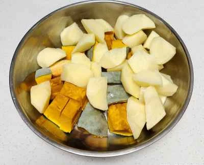 カボチャとジャガイモの煮込みの作り方：1