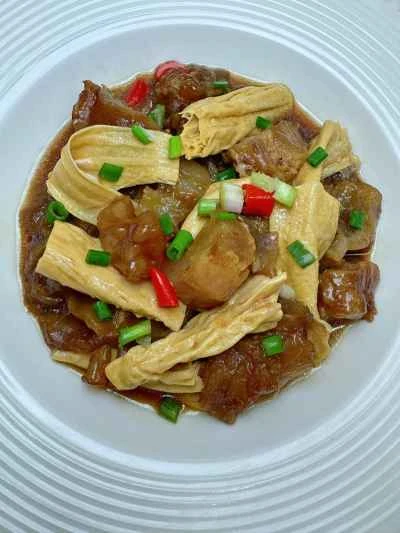 牛すじ煮込みと乾燥豆腐皮のレシピ