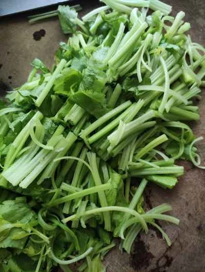 セロリ入り中華ソーセージ炒めの作り方：2