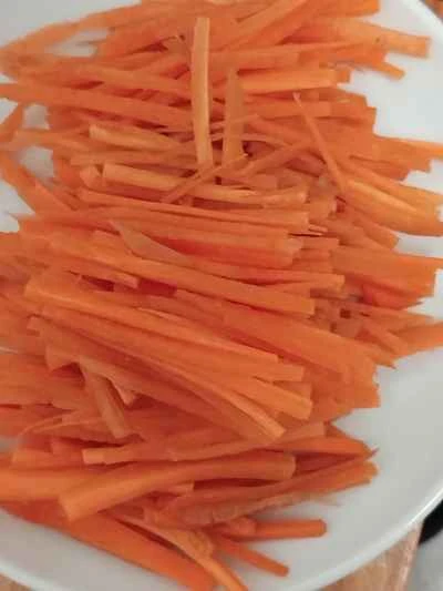 牛肉ソーセージとニンジンの炒め物の作り方：2