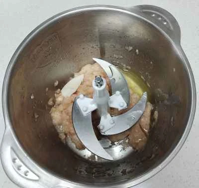 自家製チキンミートボールのレシピ手順：1