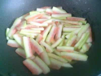 スイカの皮入りエビとカツオの炒め物の作り方：9