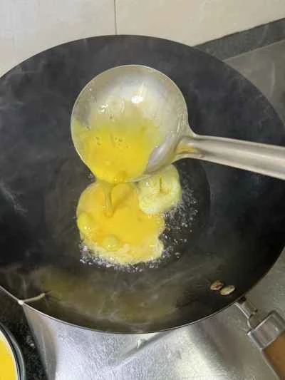 トマト、卵、エビペーストのレシピ手順：3