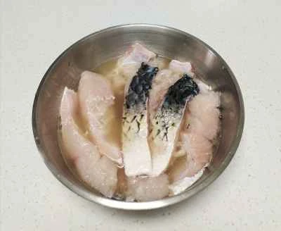 カリカリに揚げた魚の細切りを作る手順：3