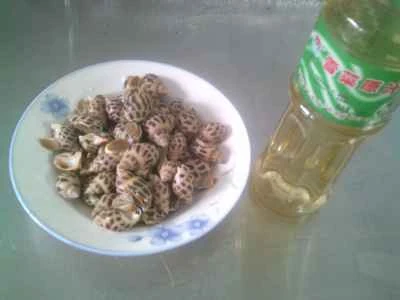 ピクルスにしたカラシナのソースを添えた茹でツブ貝の作り方：1