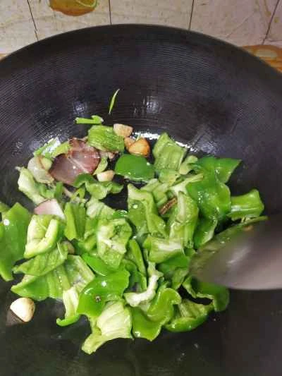 薄皮ピーマンを使った豚バラ肉の塩漬けの作り方：4