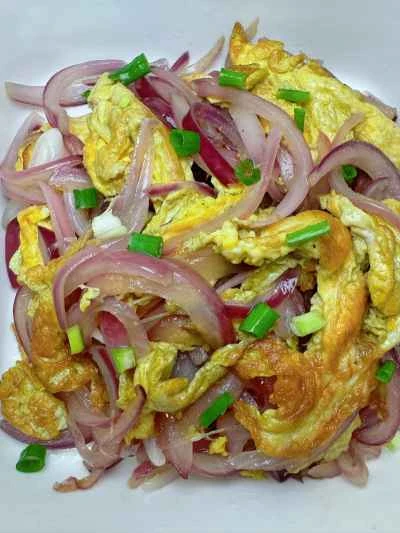 玉ねぎ入りスクランブルエッグの作り方：10