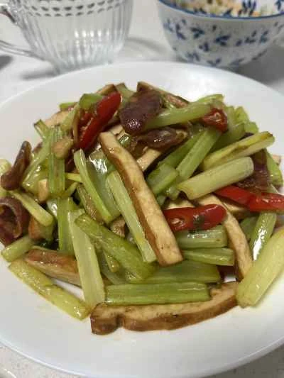 セロリ、干し豆腐、ソーセージ炒めの作り方：10