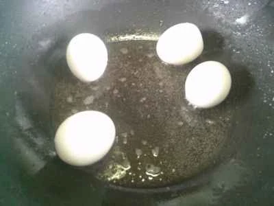 黒キノコと卵の揚げパン生地の三角形を作る手順：3