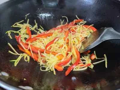 千切り大根と赤唐辛子の炒め物の作り方:4