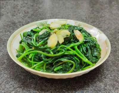 ローストチリソースで炒めたサツマイモの葉のレシピ