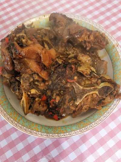 マスタードグリーンのピクルスを使った牛テールの煮込みの作り方：9