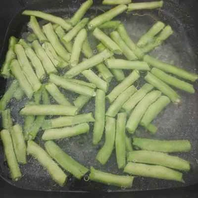 乾鍋でインゲンと豚肉を炒める手順：3