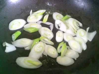 鴨の血とネギ、こんにゃくの炒め物の作り方：7