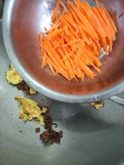 玉ねぎ、ニンジン、卵入りの里芋と春雨炒めの作り方：6