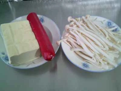 シーフードマッシュルーム、赤ソーセージ、豆腐のシチューの作り方：1