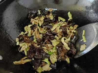 乾燥レタスとキクラゲの炒め物の作り方：4